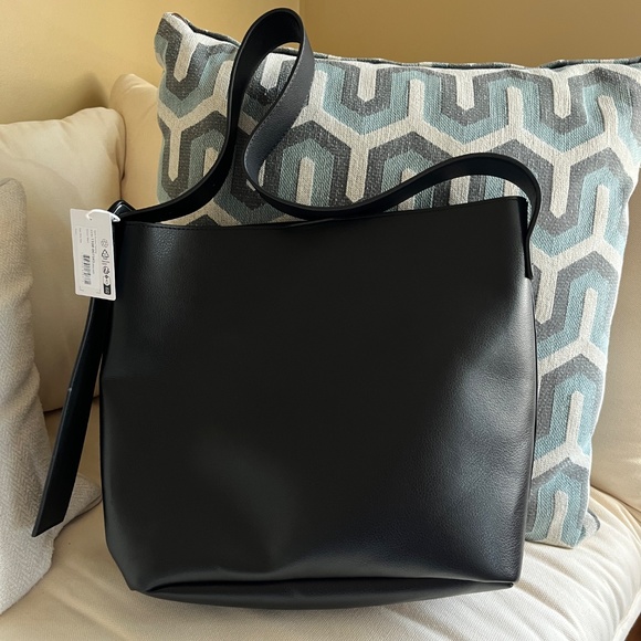 NA-KD Buckle Totebag Black Magnetic Snap closure Zip Pocket inside - Picture 2 of 8